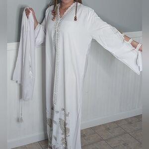 Chic White Embroidered Kaftan
